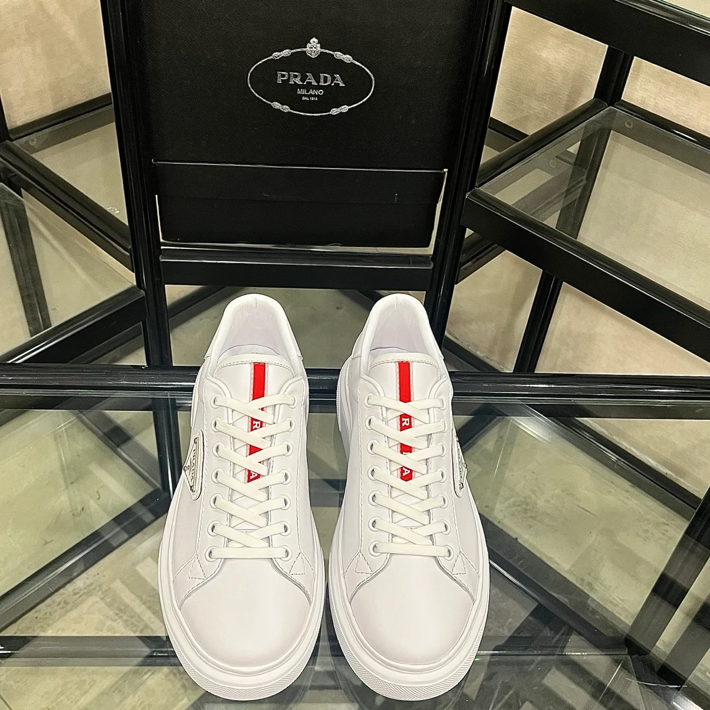 Men's shoes💰440 Prada/Prada Men's new casual shoes, this upper is made of imported calfskin + sheep lining! The outside is decorated with the P family's classic metal triangle enamel logo, and the outsole is made of non-slip sports foam ultra-light outsole, which feels good on the feet and is a fashionable and fashionable item!  Size: 38-44 (45 customized)